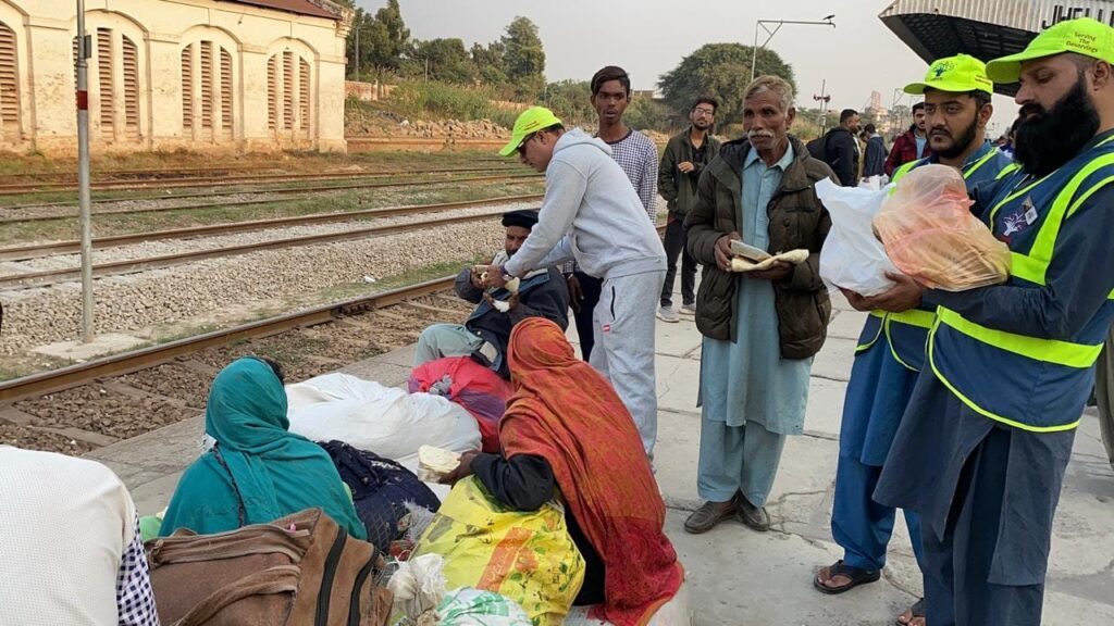 Hamza Baig Society Assists Stranded Travelers Nov 24, 2024_1