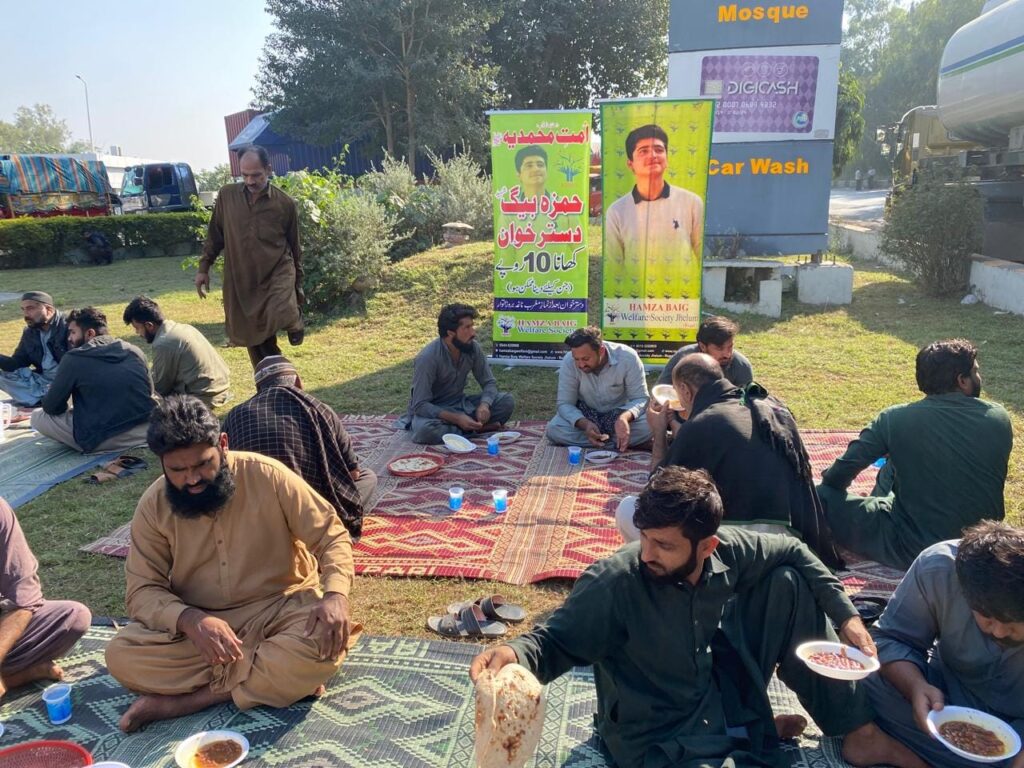 Hamza Baig Society Feeds Stranded Passengers 3rd Day Nov 26 2024_7