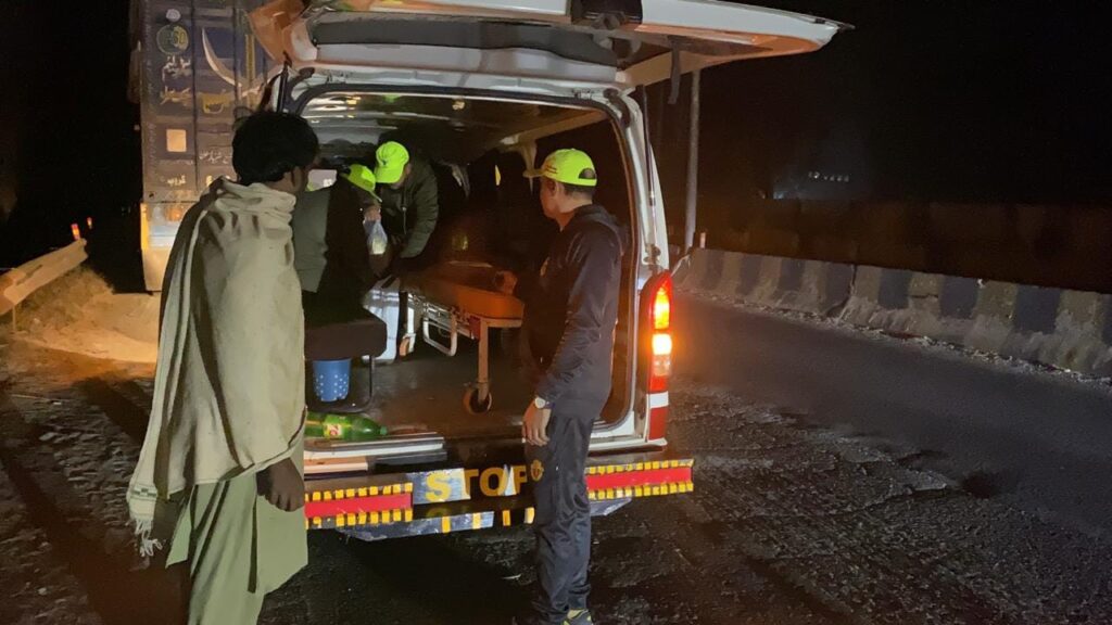 Hamza Baig Society Feeds Stranded Passengers5