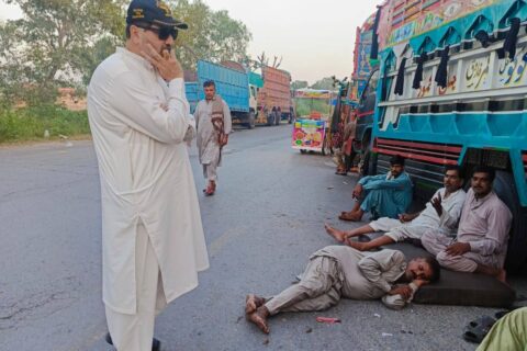 Hamza Baig Welfare Assists Stranded Travelers with Food and Water2