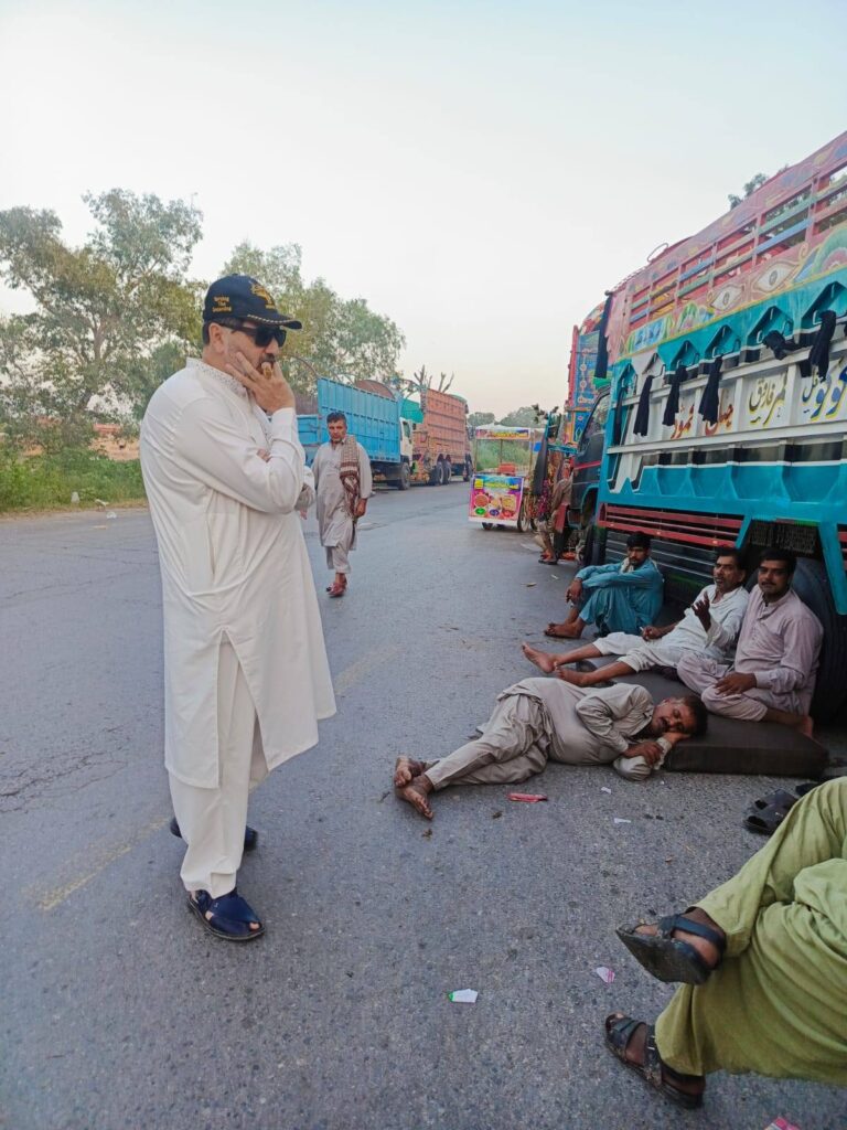 Hamza Baig Welfare Assists Stranded Travelers with Food and Water2
