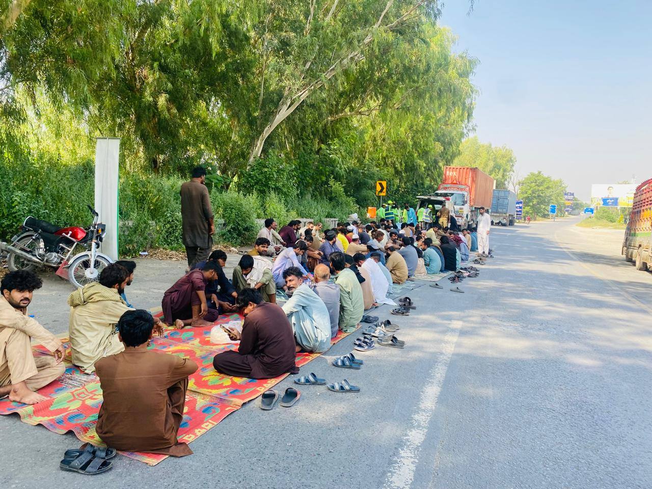 Hamza Baig Welfare Serves Stranded Travelers Fourth Consecutive Day1